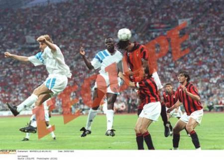 MARSEILLE-MILAN AC (1-0) : Basil Boli inscrit de la t&ecirc;te le seul but de la rencontre, permettant &agrave; Marseille de remporter la Ligue des Champions.