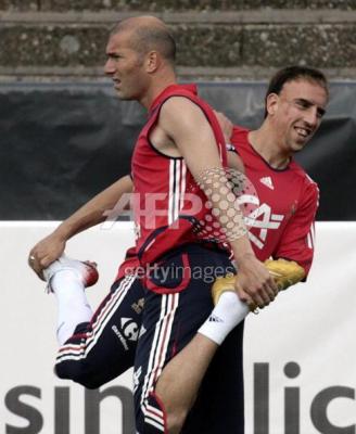 Sc&eacute;ance d'&eacute;tirement sous le signe du sourire, entre Zidane et Rib&eacute;ry